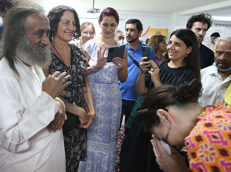 profile2 with the crowds at the indian high commission