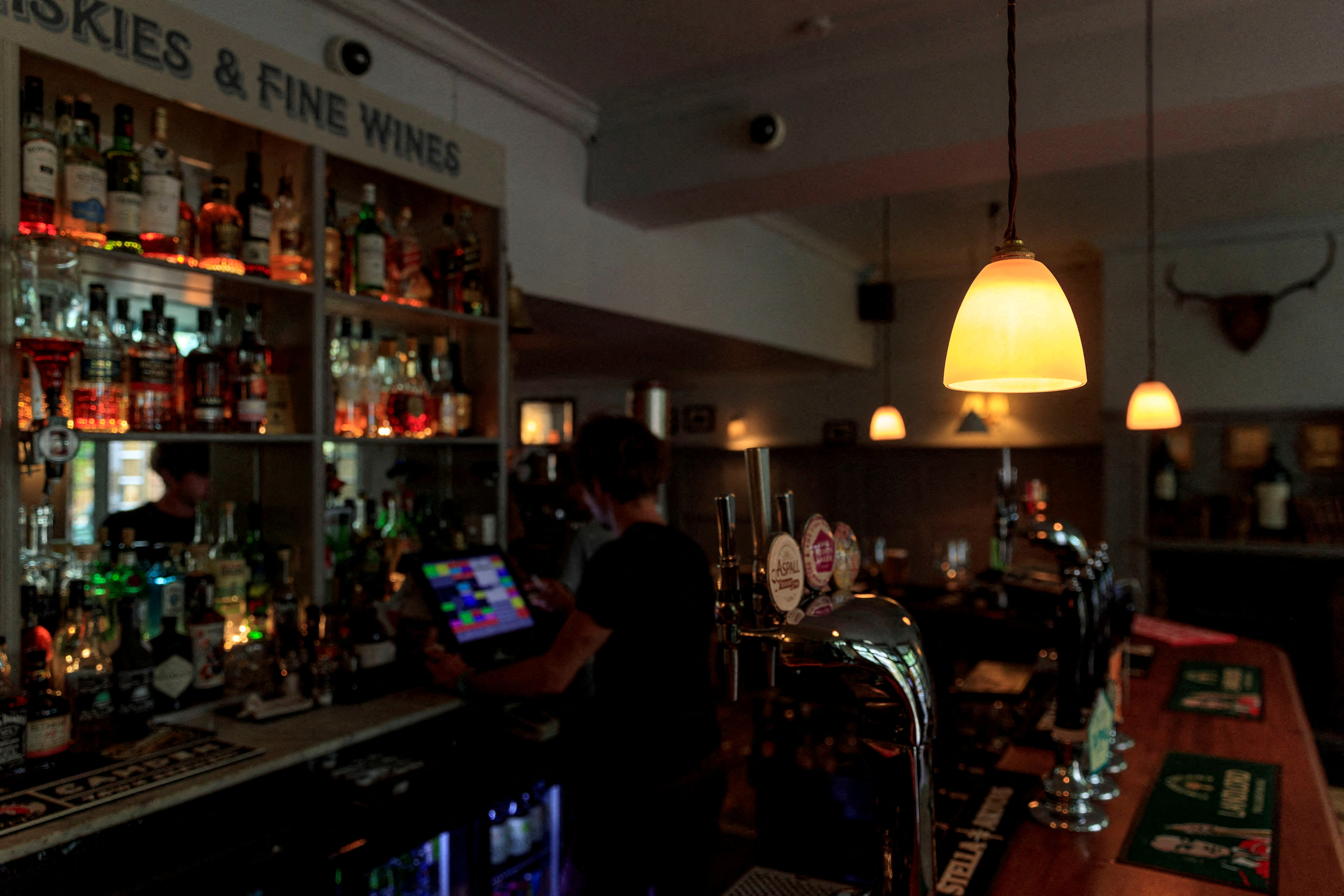 image Over a third of UK pubs and restaurants cut hours to save on energy bills