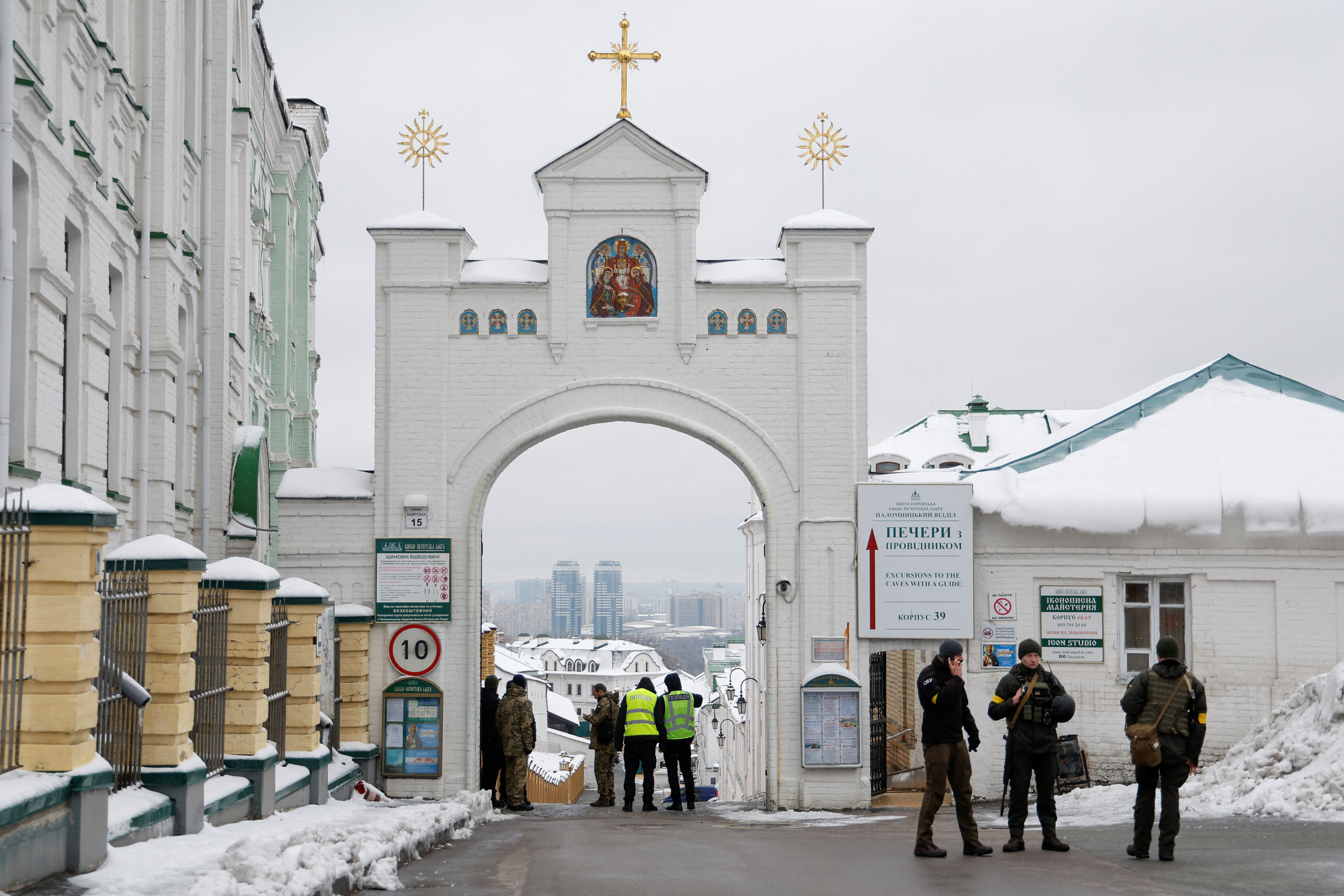 image Ukraine promises shelters for its people as winter sets in