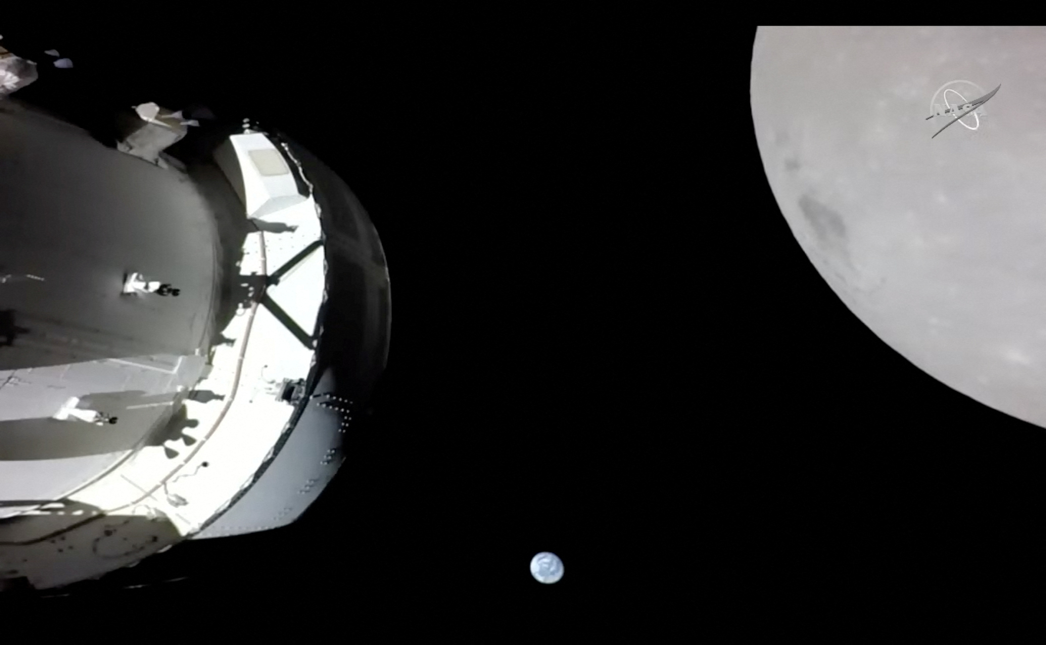 image Orion capsule heads for splashdown after Artemis I flight around moon
