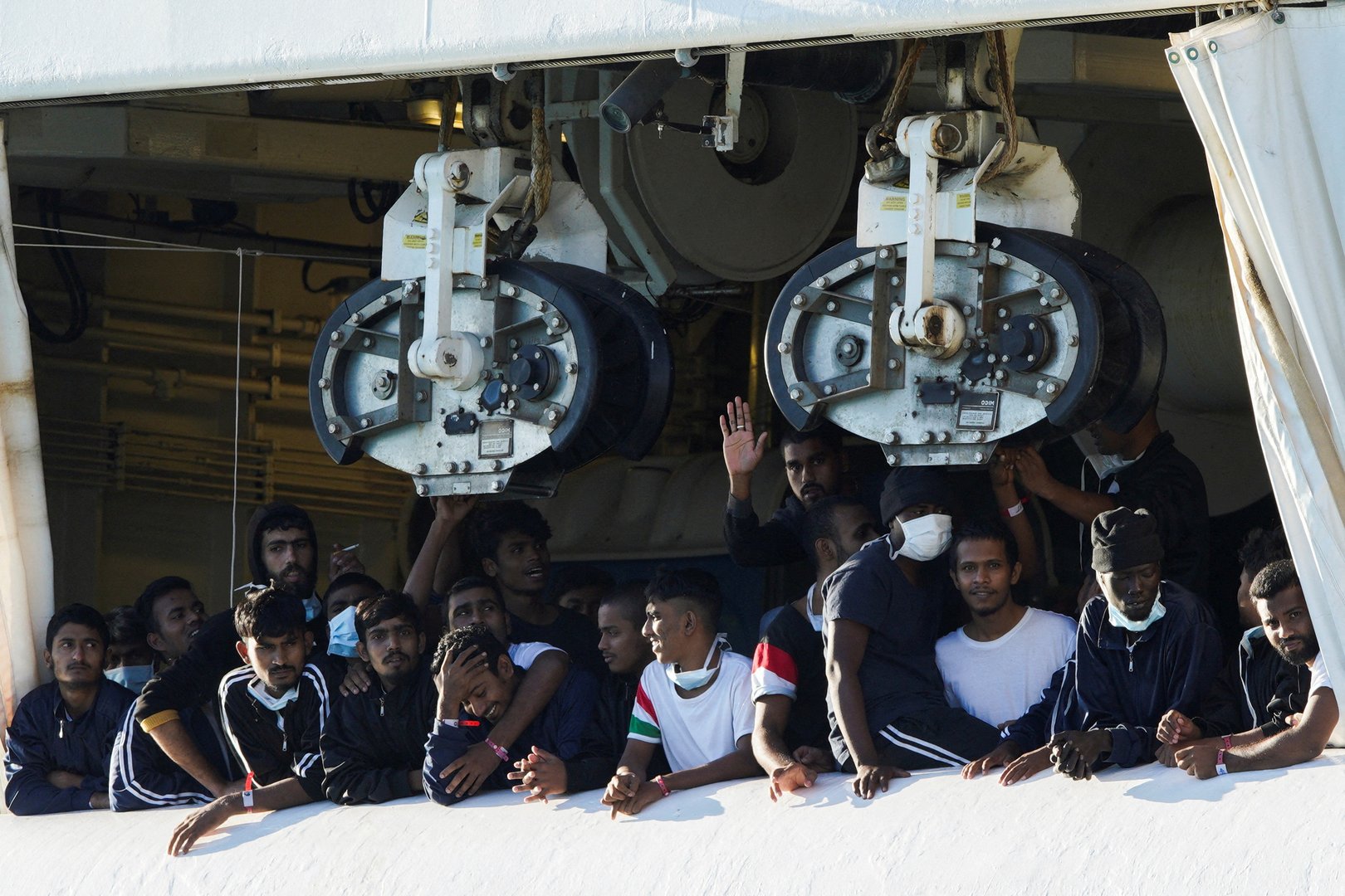 image More than 500 migrants arrive in Italy as rescue ships dock
