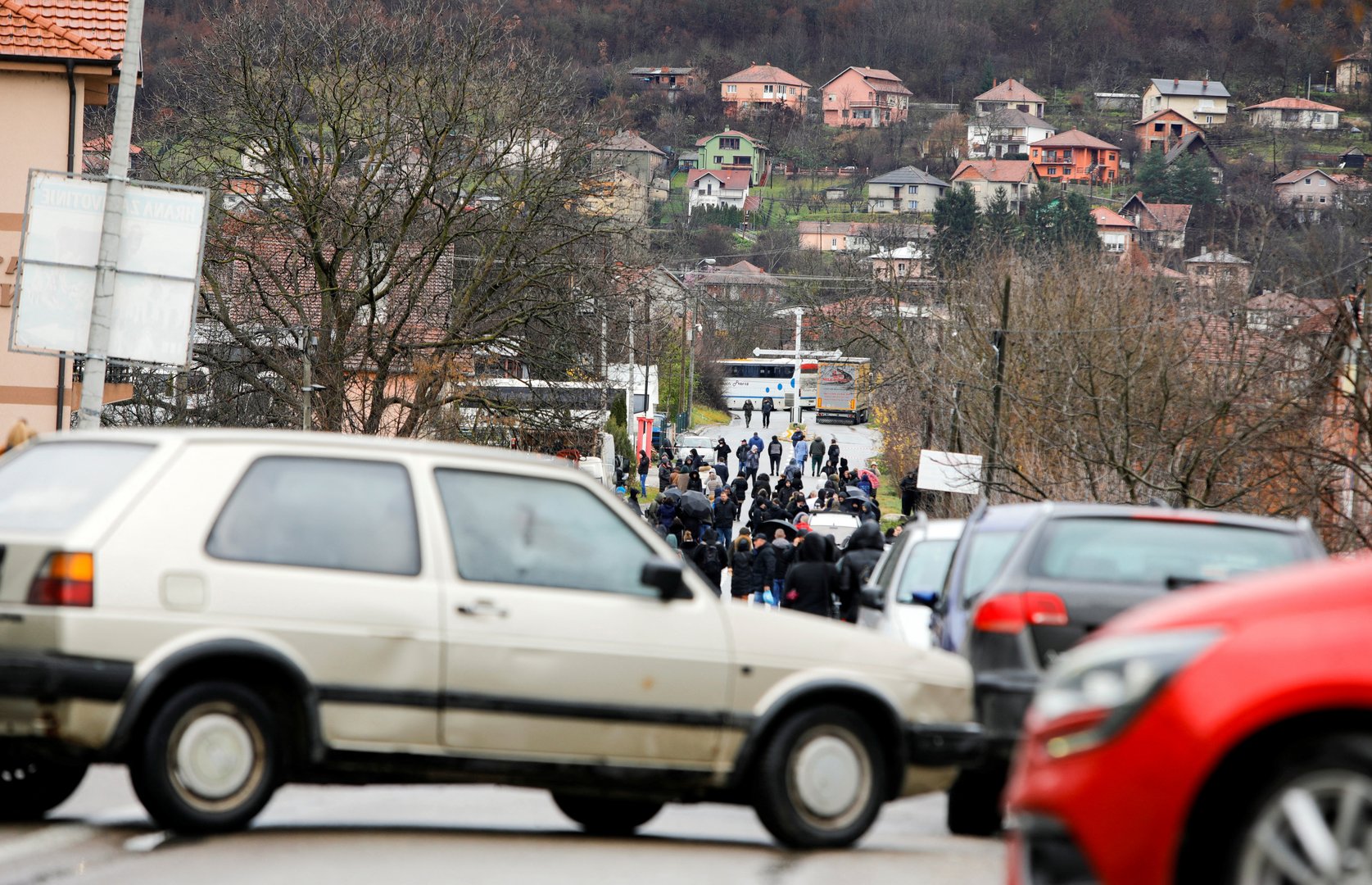 image Serbs in Kosovo block roads, clash with police as ethnic tensions worsen (Updated)