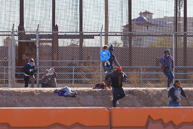 image Slipping over Mexico border, migrants get the jump on US court ruling
