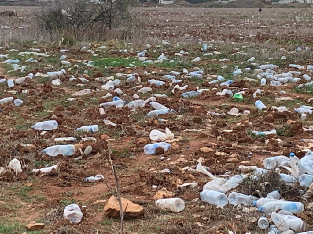 Pournara, migrants, trash, fence