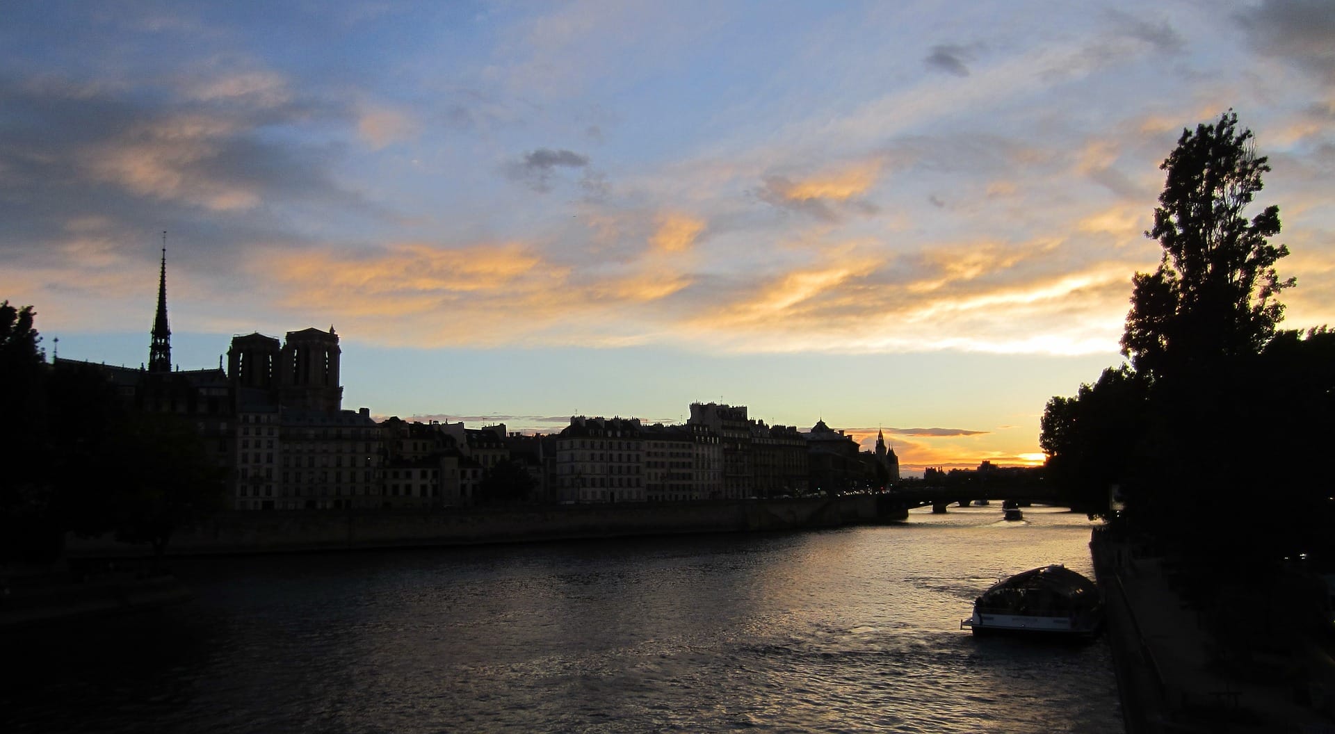 Power outage plunges parts of Paris into darkness; technical glitch