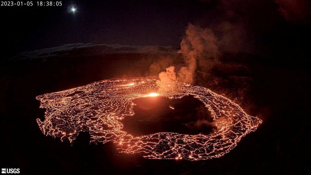image Hawaii&#8217;s Kilauea volcano eruption resumes, alert level raised -USGS