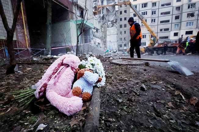 image Death toll from strike on Ukraine apartment block rises to 40