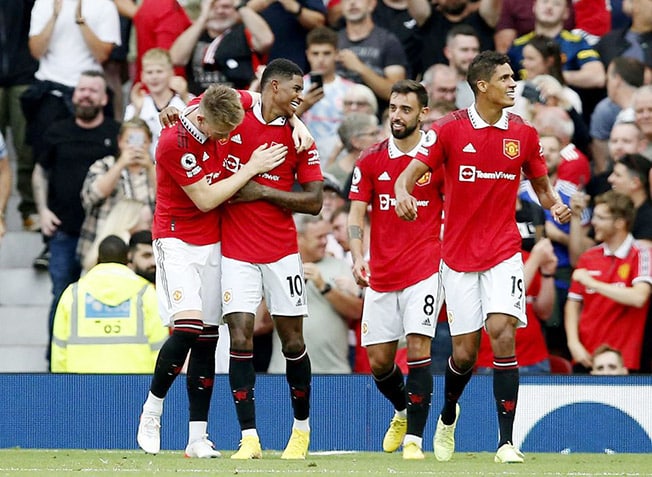 cover Arsenal face Man United in unlikely title clash