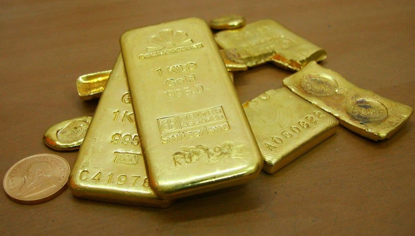 image Gold edges higher as investors weigh Fed slowdown chances