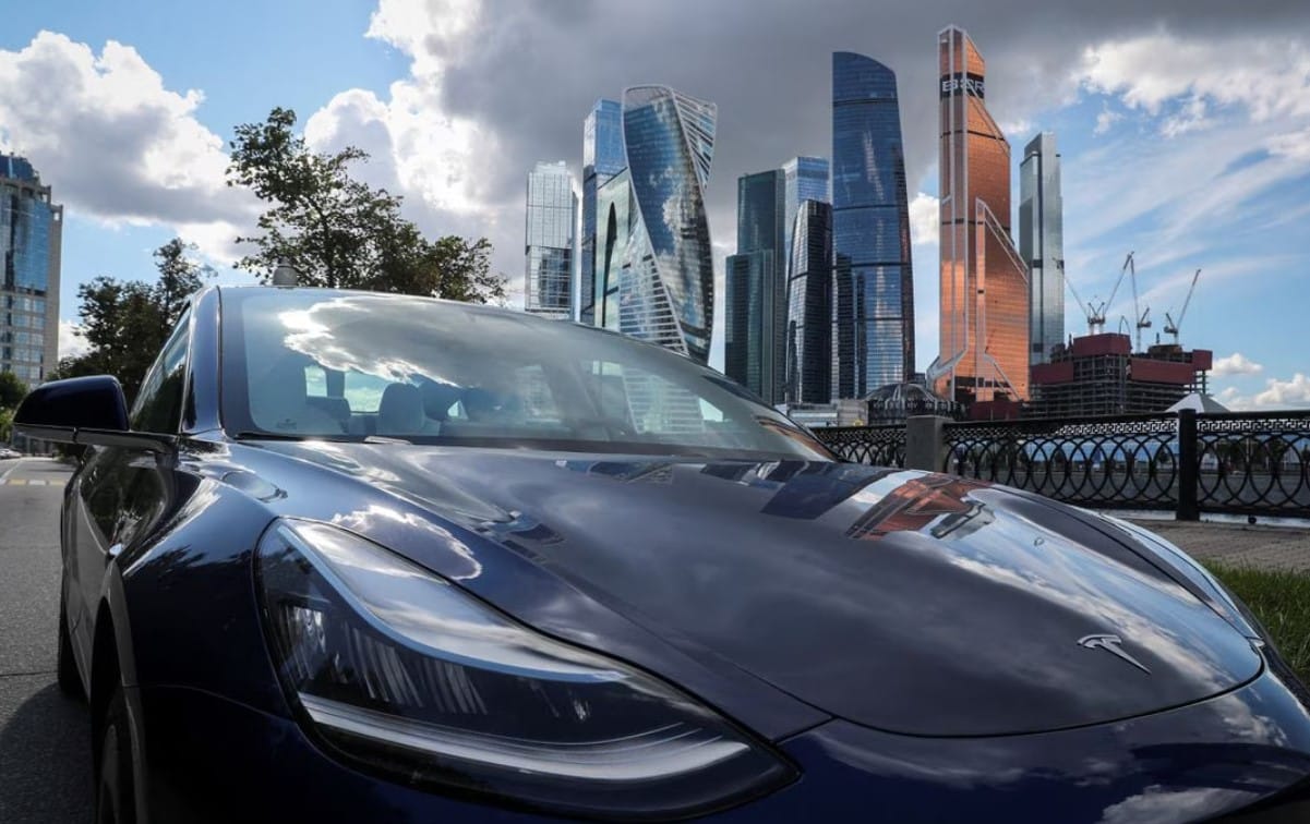 image Tesla video promoting self-driving was staged, engineer testifies