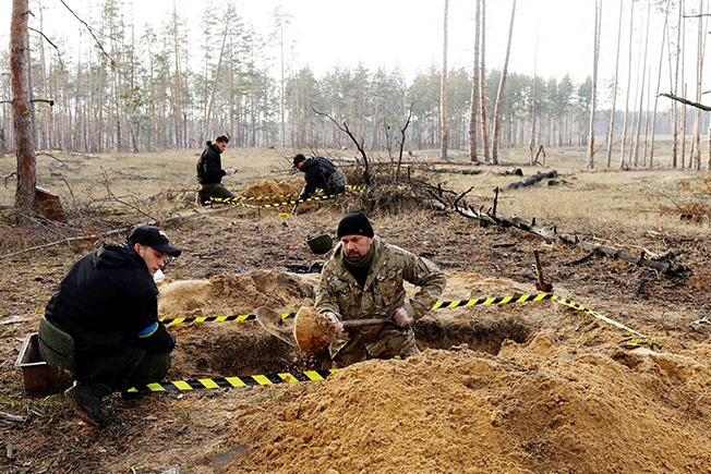 image Ukrainian volunteers deliver bodies, and closure, to troops&#8217; families