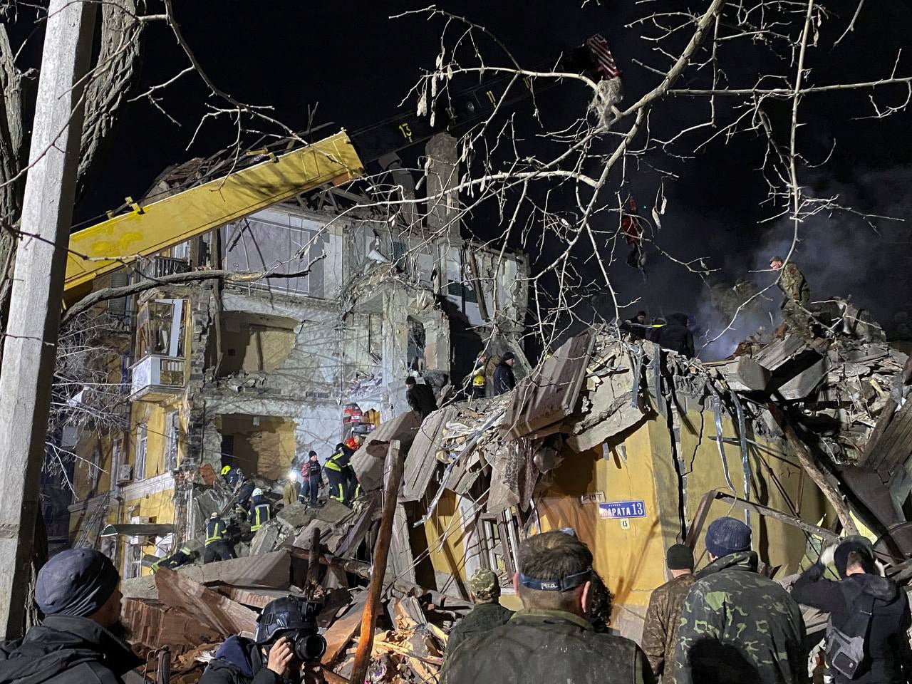 image Russia advances in east Ukraine, strike on apartments kills civilians