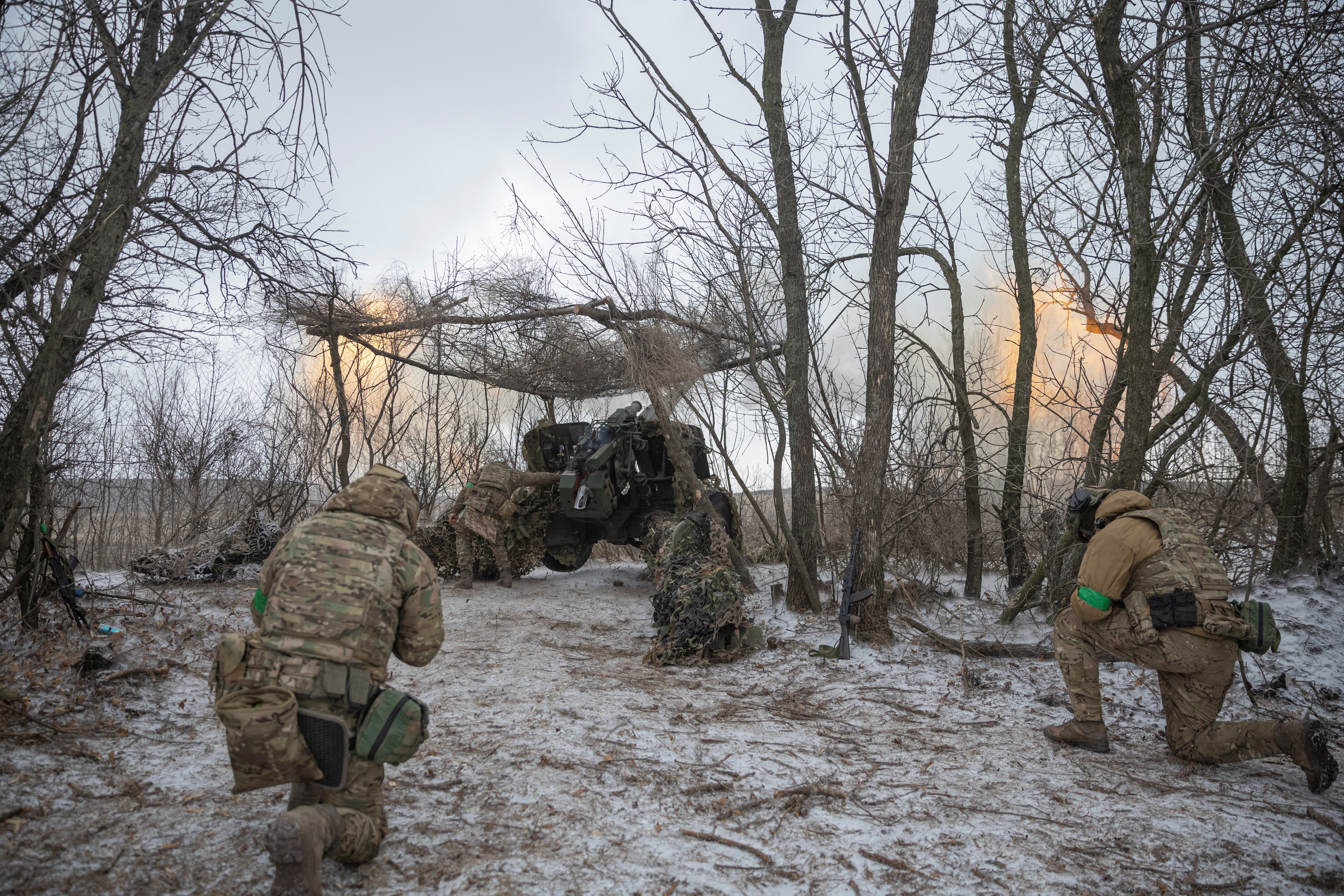 image Russian reinforcements pour into eastern Ukraine, says governor