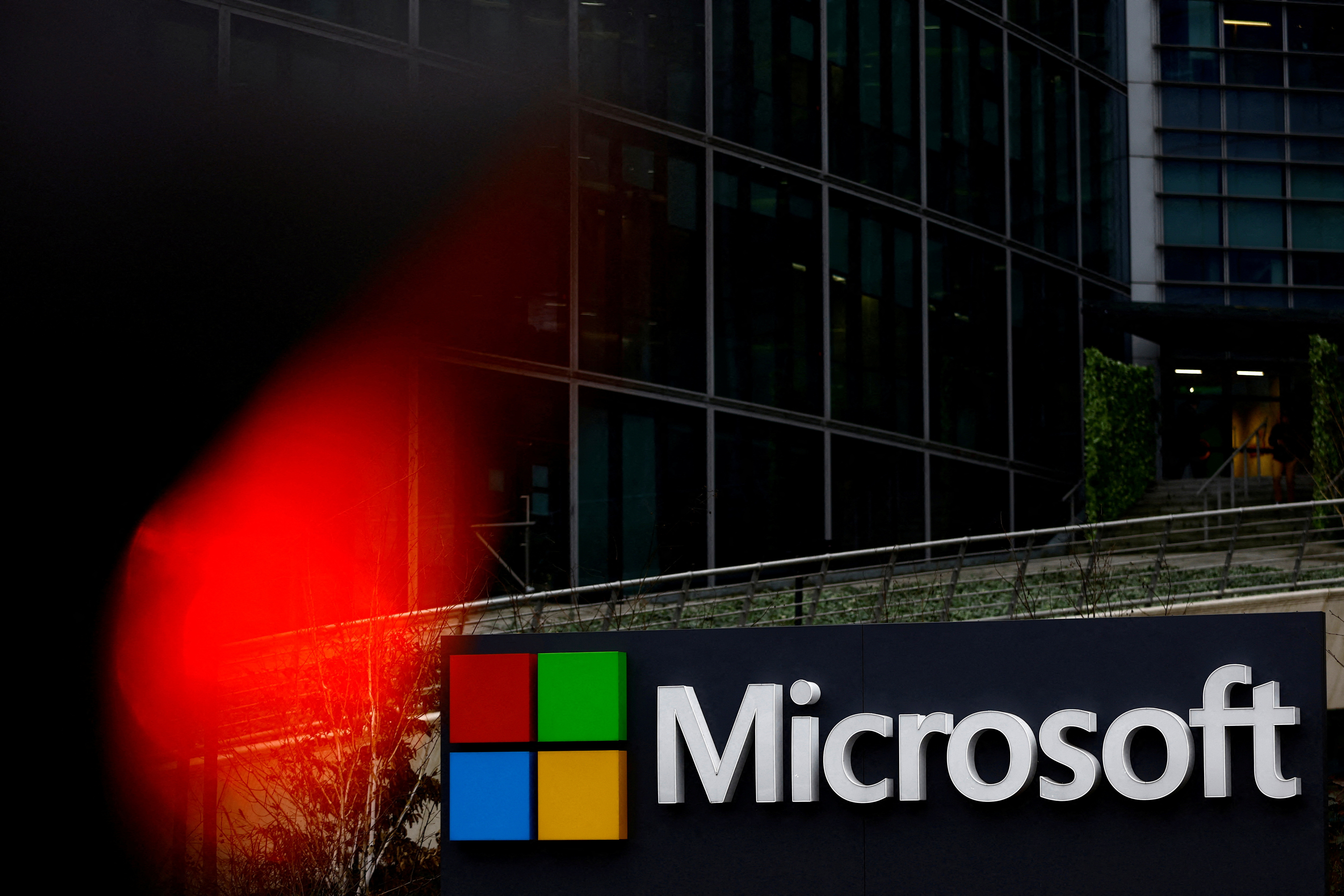 image Microsoft packs Bing search engine, Edge browser with AI in big challenge to Google