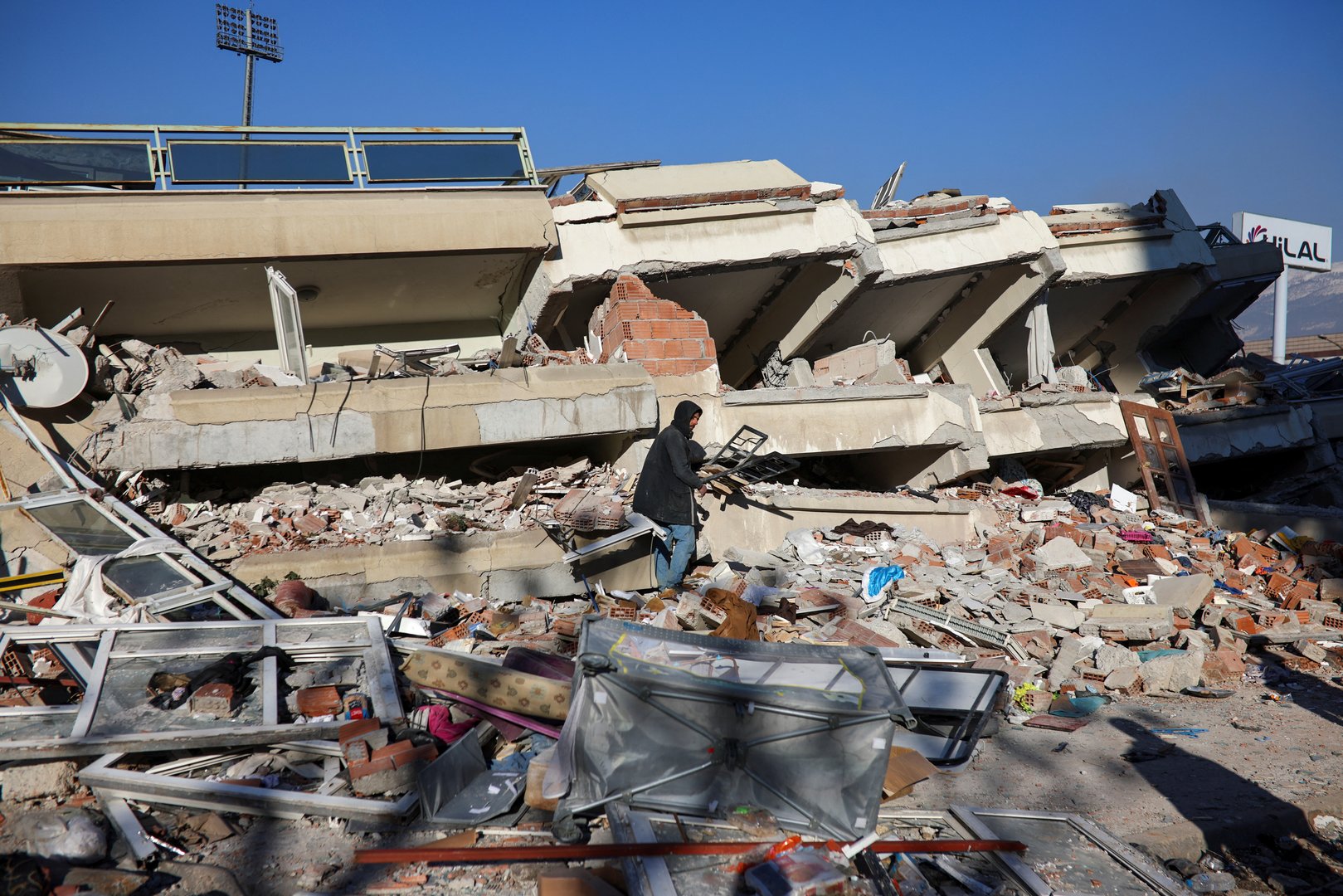 cover Builders of Turkish quake-hit complex arrested after flee-attempt to north