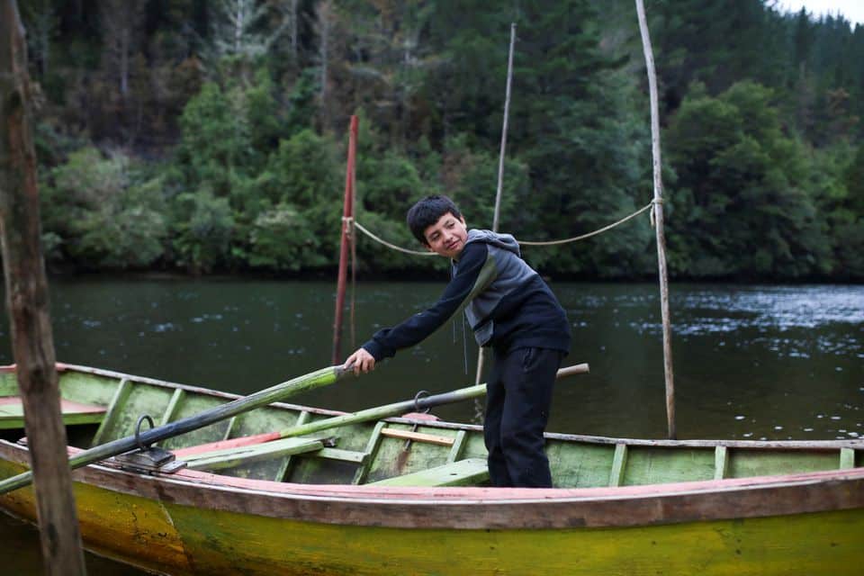 image A boy and his boat help Chile firefighters combat blazes