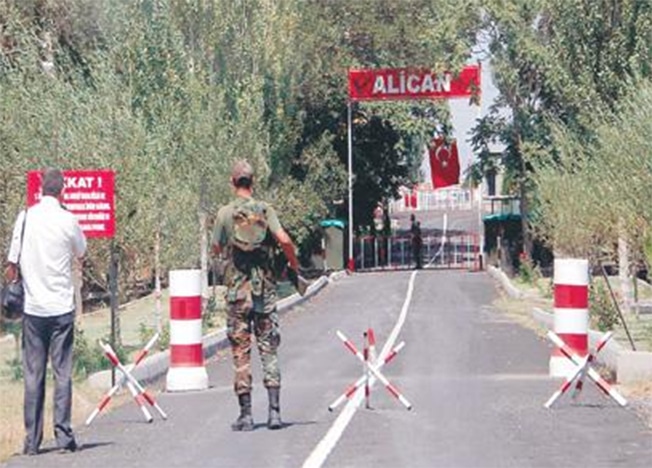 image Turkey-Armenia gate opens for first time in decades to allow aid