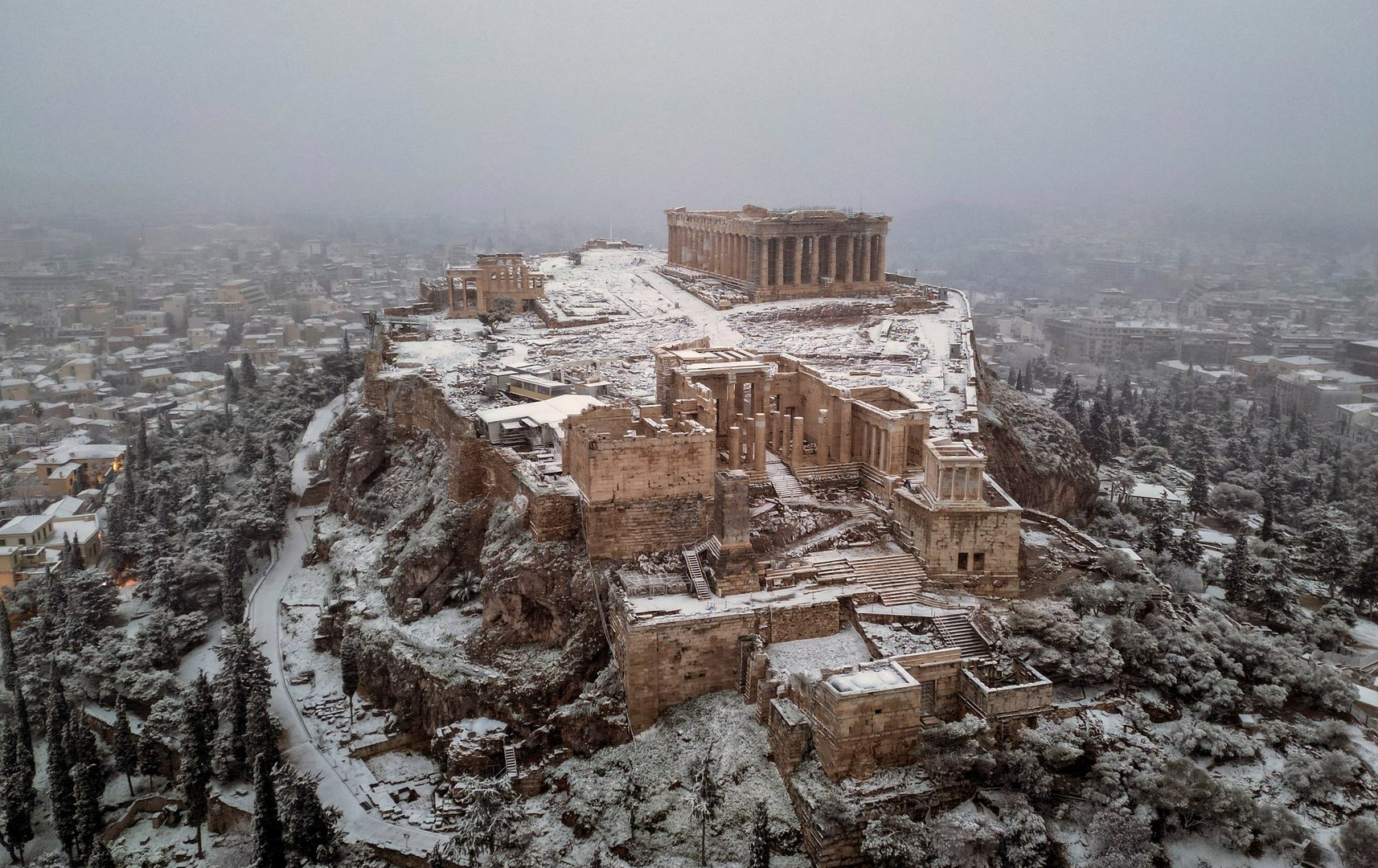 image Snowstorm shuts schools and shops, disrupts traffic in Athens