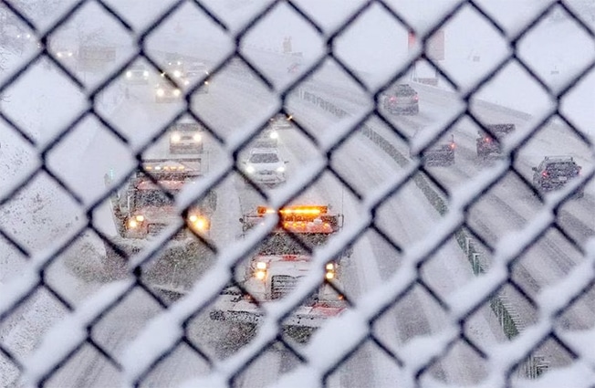 image Massive snowstorm closes schools, grounds flights in US heartland
