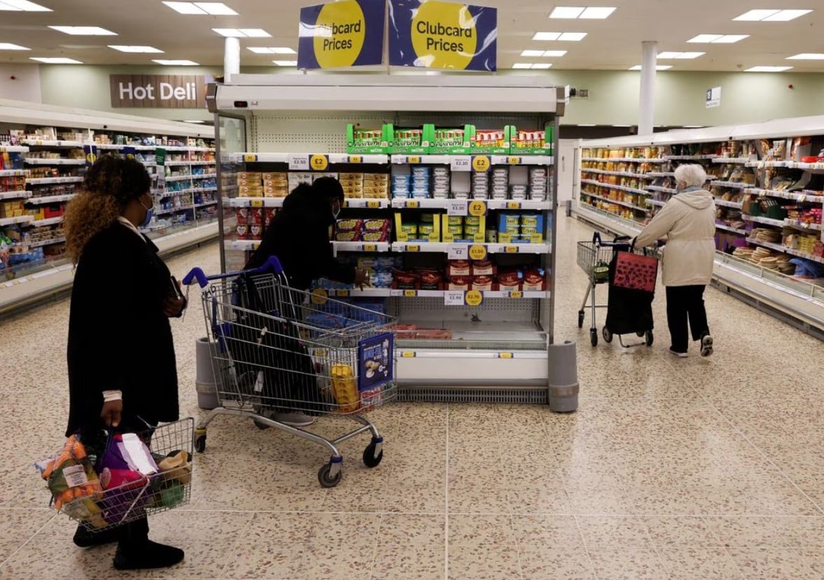 image Britain&#8217;s Tesco expects flat annual profit after inflation hit