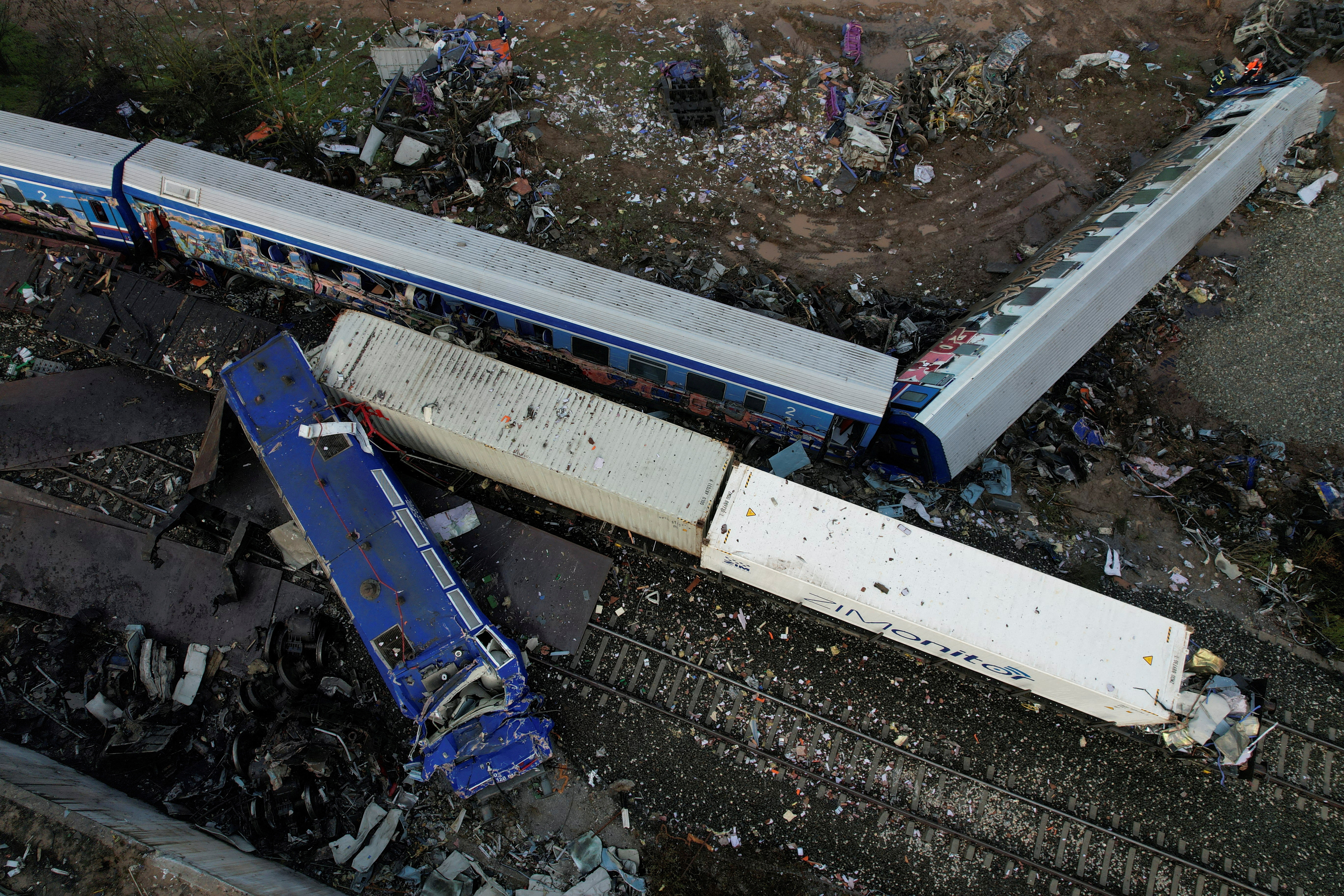 image Greece restarts suspended train services after deadly crash