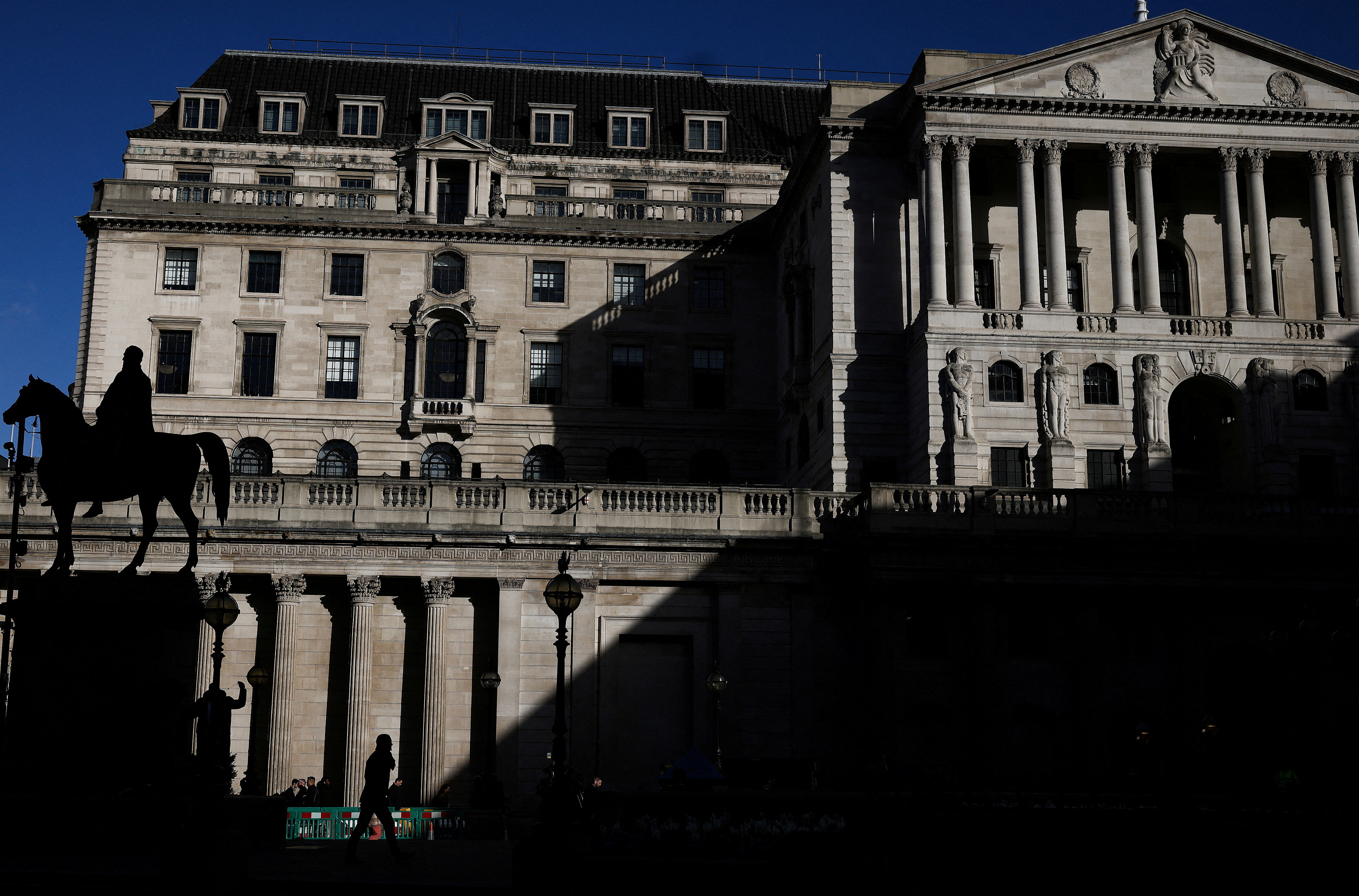 image Central banks hike rates as turmoil hits bank shares again