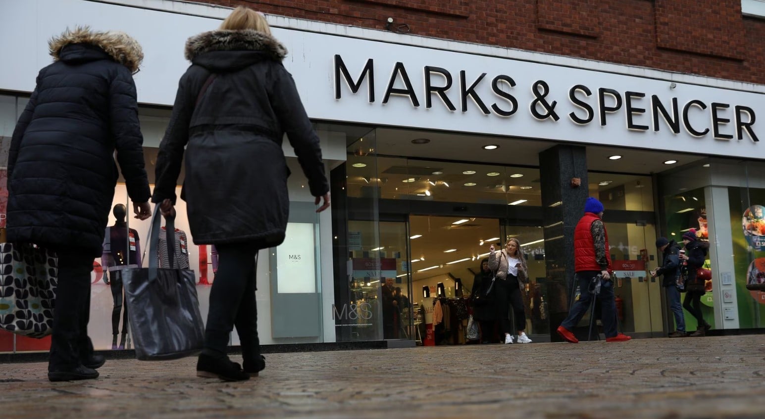 image Britain&#8217;s M&#038;S lifts store worker pay by 7 per cent citing rising living costs