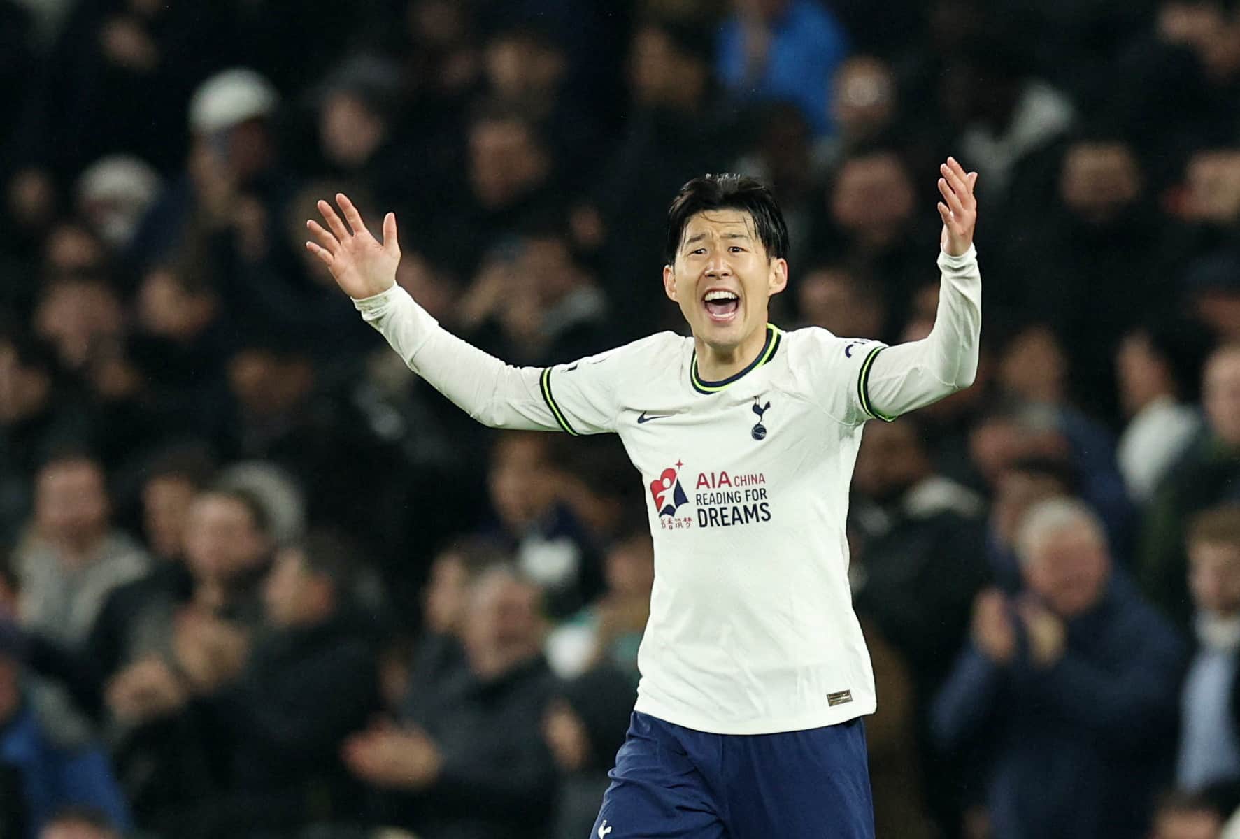 image Spurs fight back to draw 2-2 with Man United, Newcastle hammer Everton