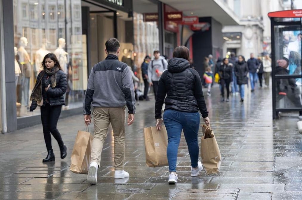 image Rainy March dampens shopper spending in Britain