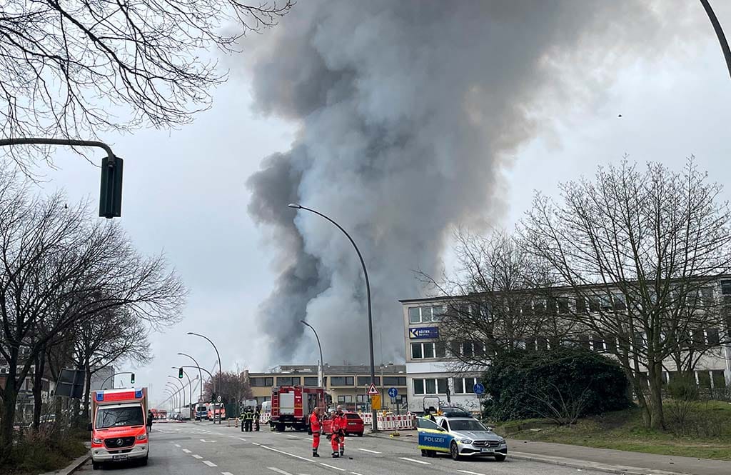 image Hamburg police warn of possible toxins in air due to fire; 140 evacuated