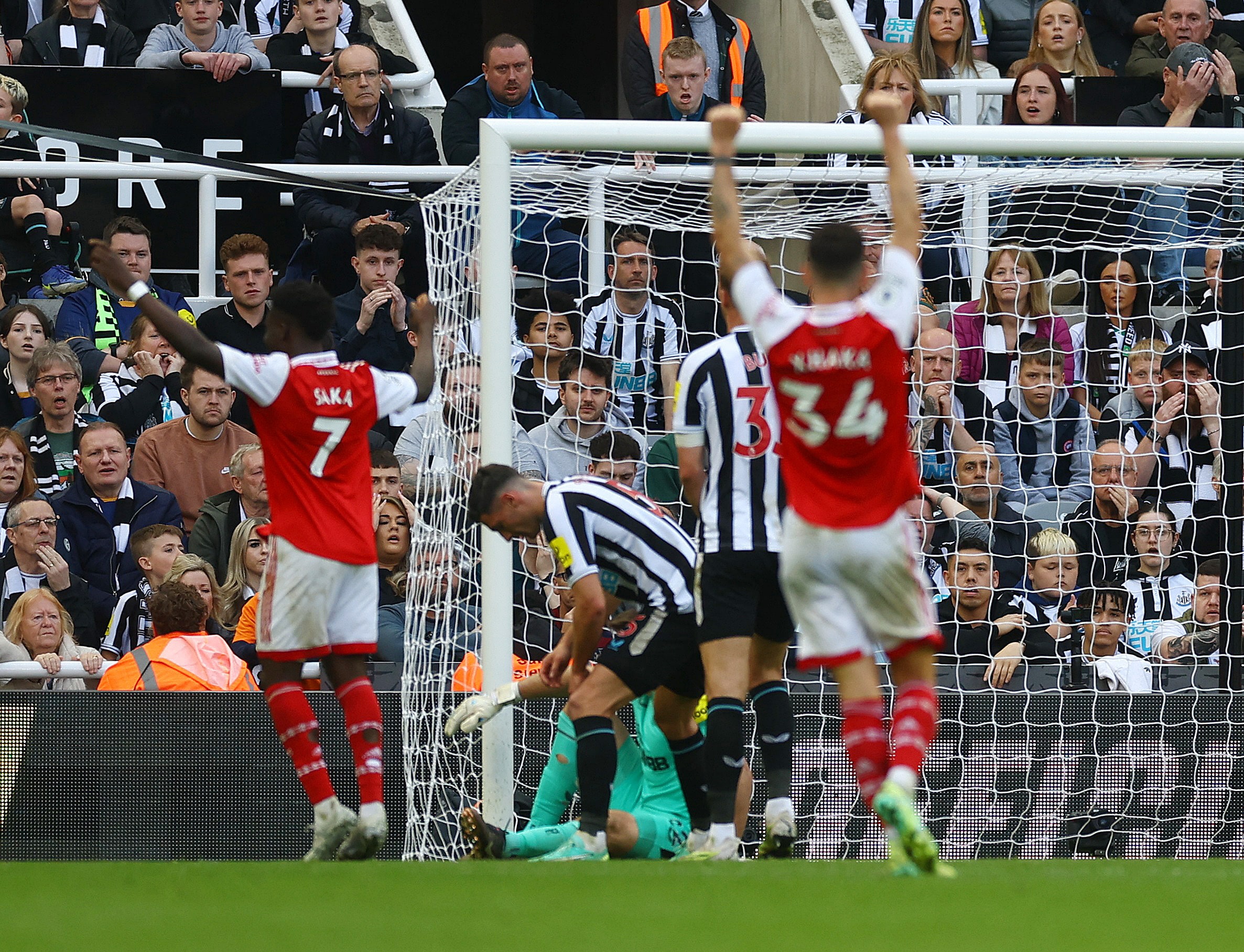 image Arsenal win at Newcastle to stay in title hunt, United feeling Liverpool pressure after defeat at West Ham