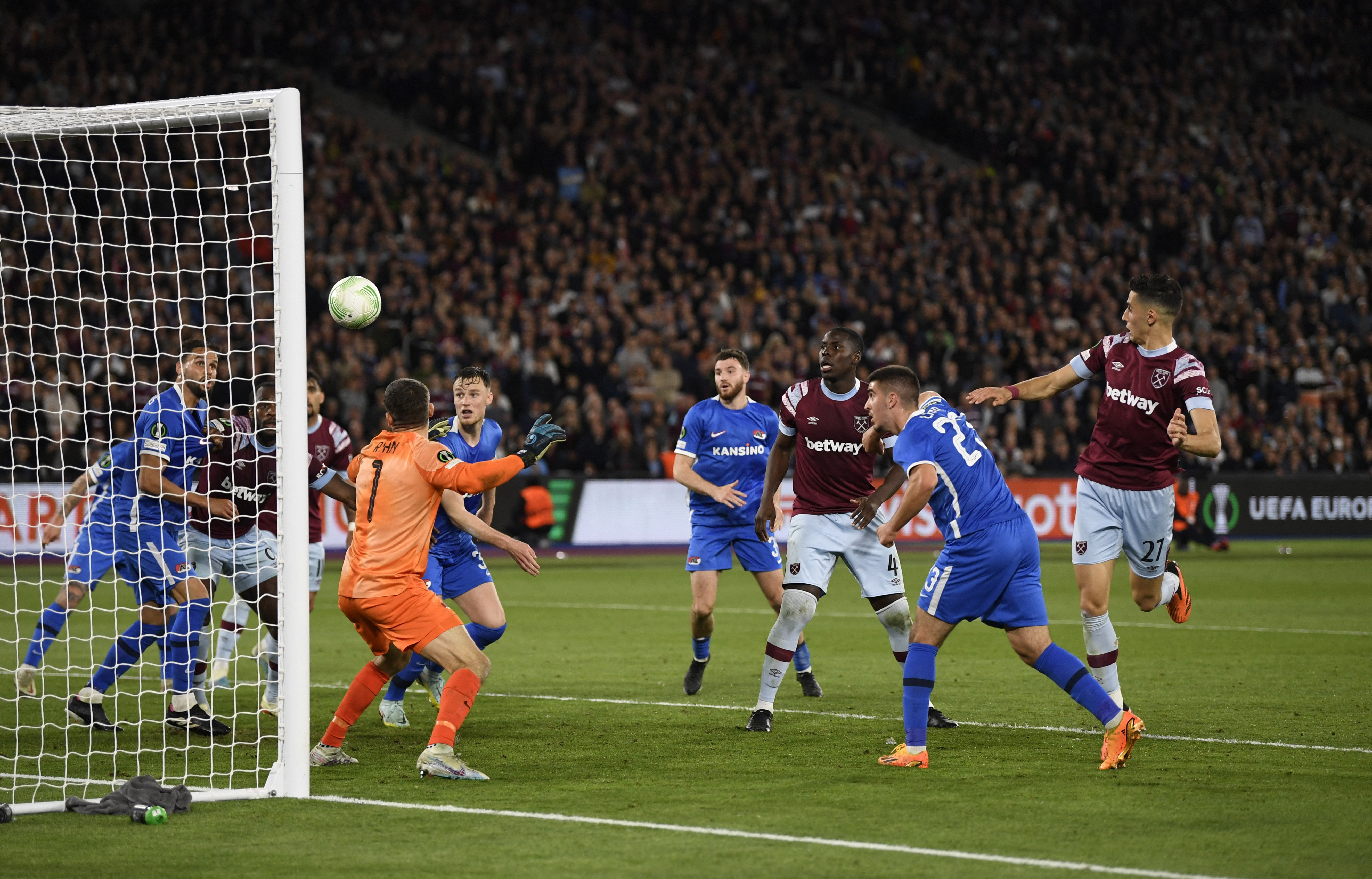 image West Ham fight back to defeat AZ, late strike gives Basel advantage against Fiorentina