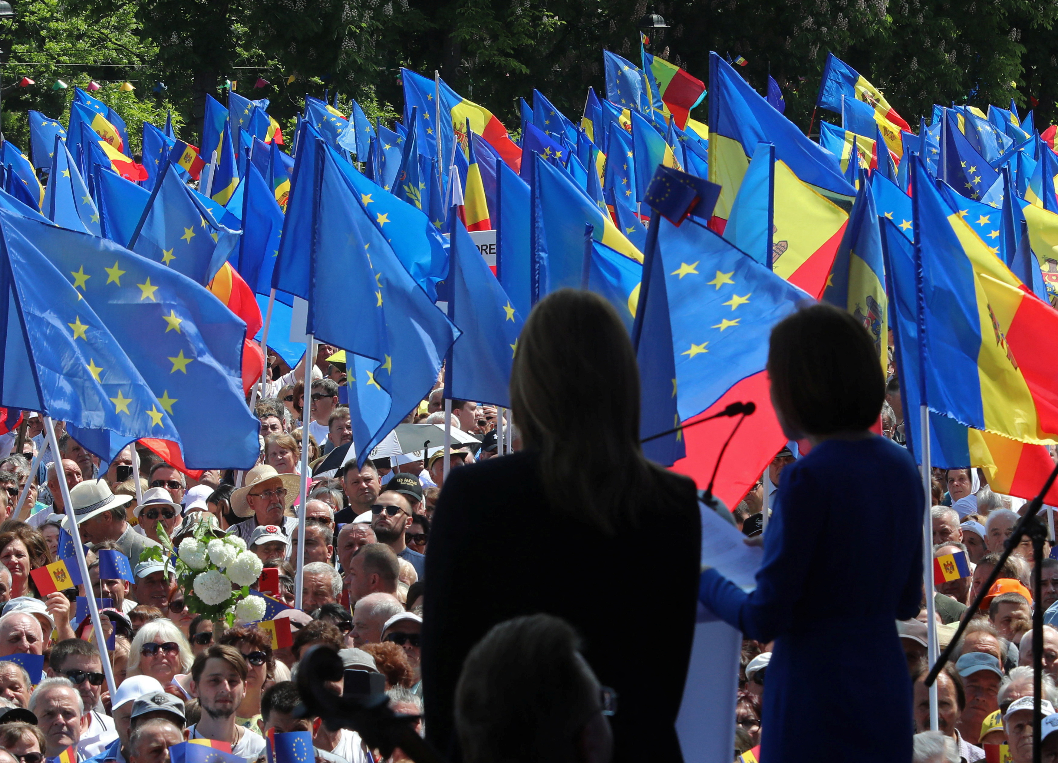 image Pro-government rally in Moldovan capital draws tens of thousands