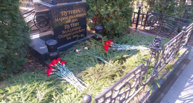 image Prosecutor seeks probation for woman who left note on grave of Putin’s parents