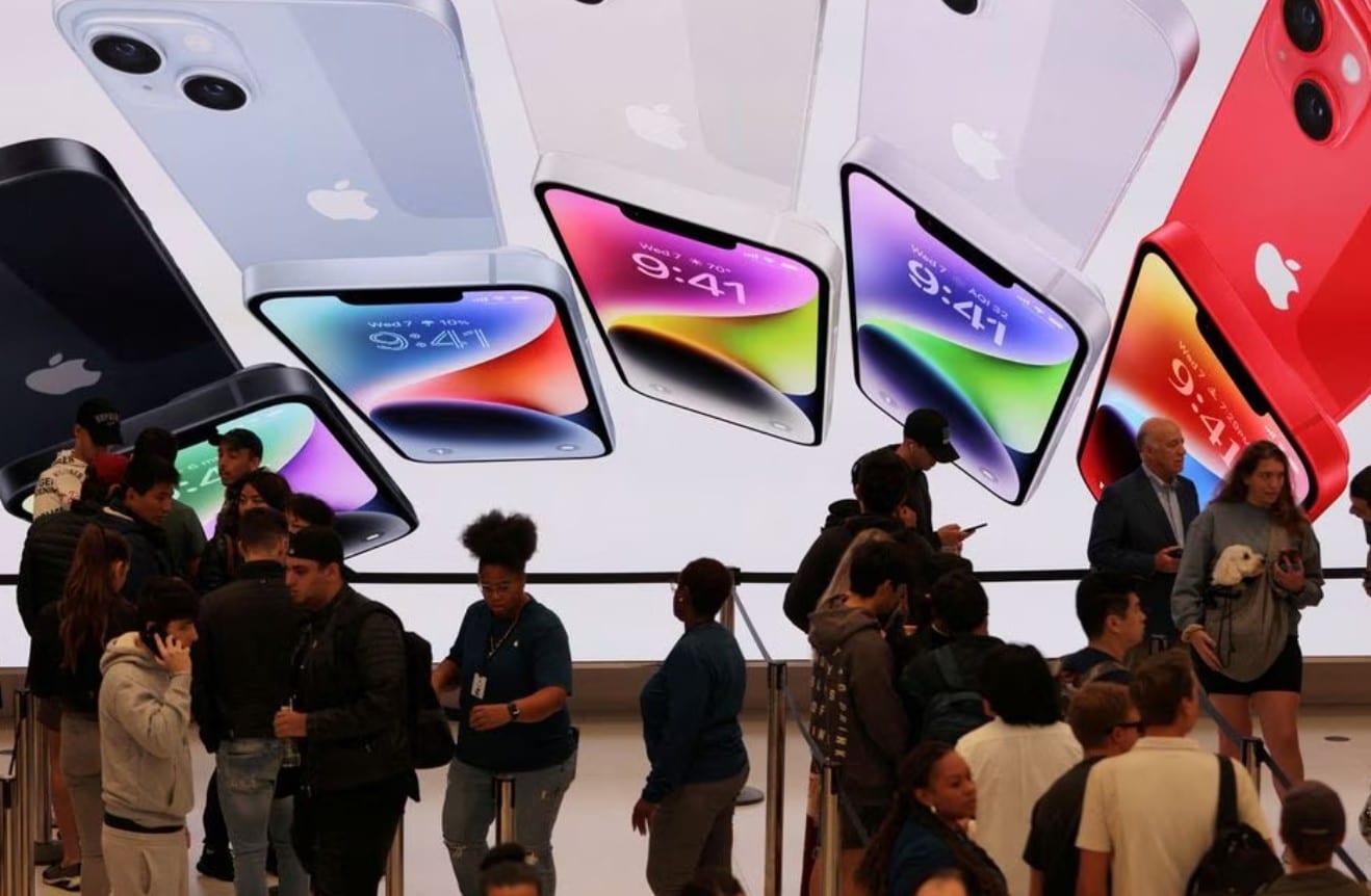 image Apple iPhone sales inch up, bolstering results amid shaky economy