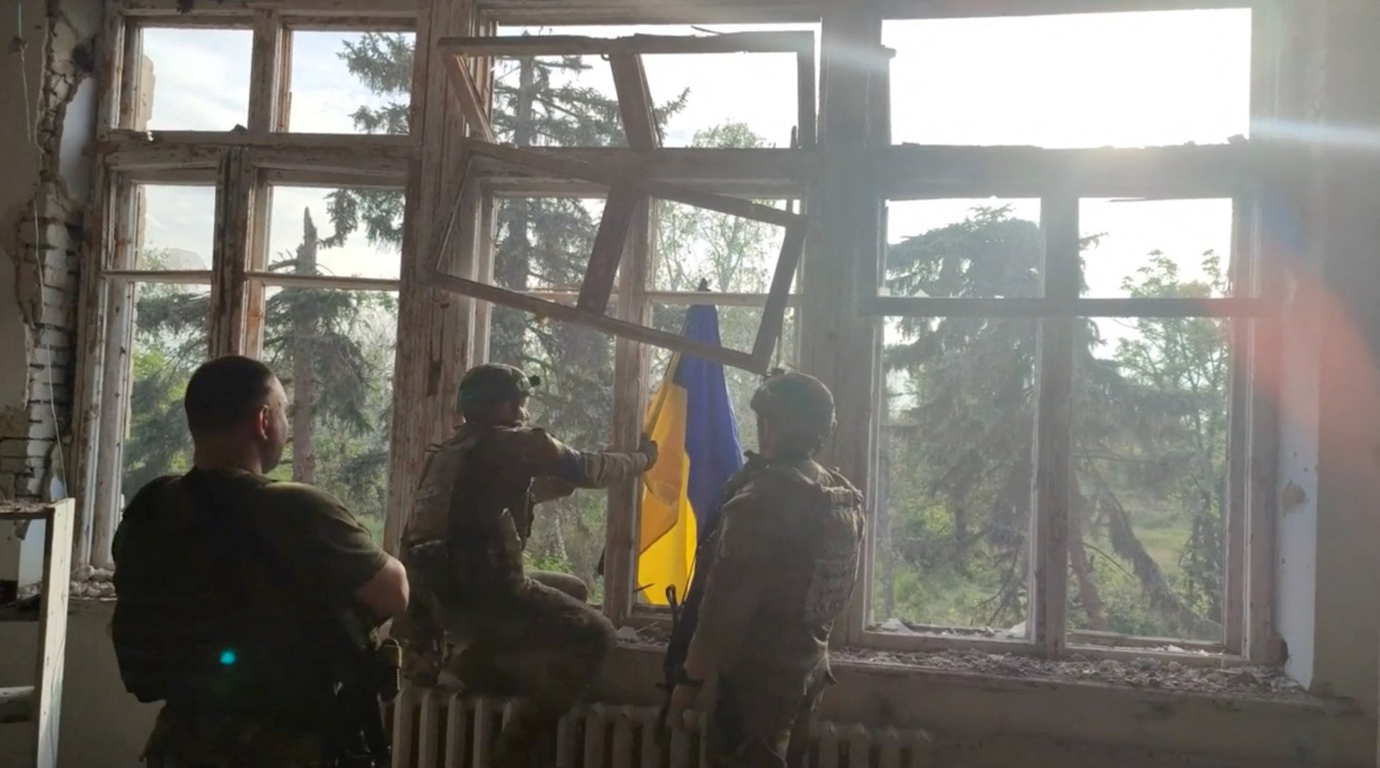 cover Ukraine says heavy battles going on after first counteroffensive gains