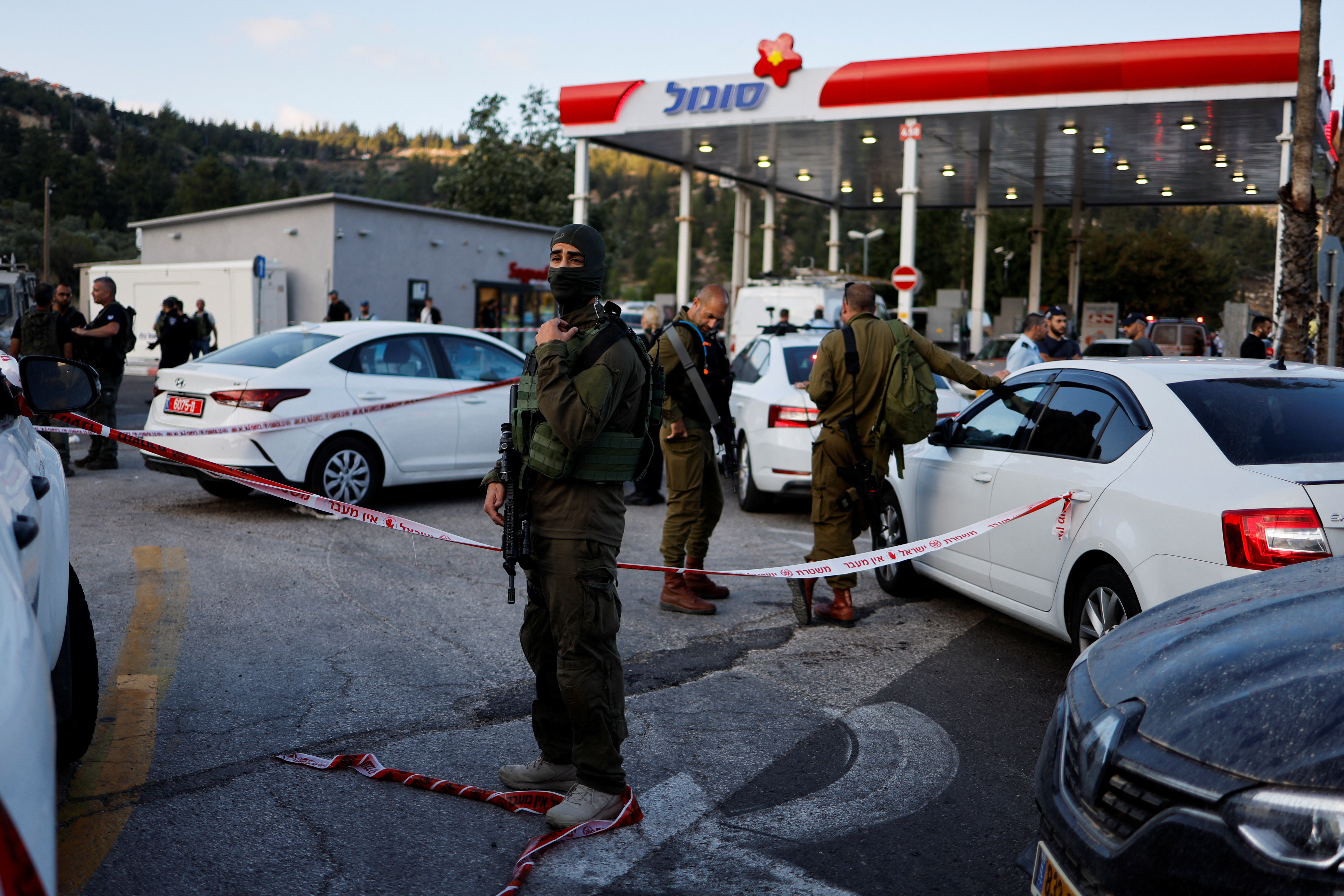 image Palestinian gunmen kill four Israelis near West Bank settlement