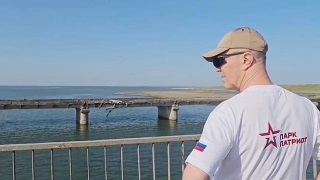 image Ukraine hits bridge linking Crimea to mainland in blow to Russian supply route