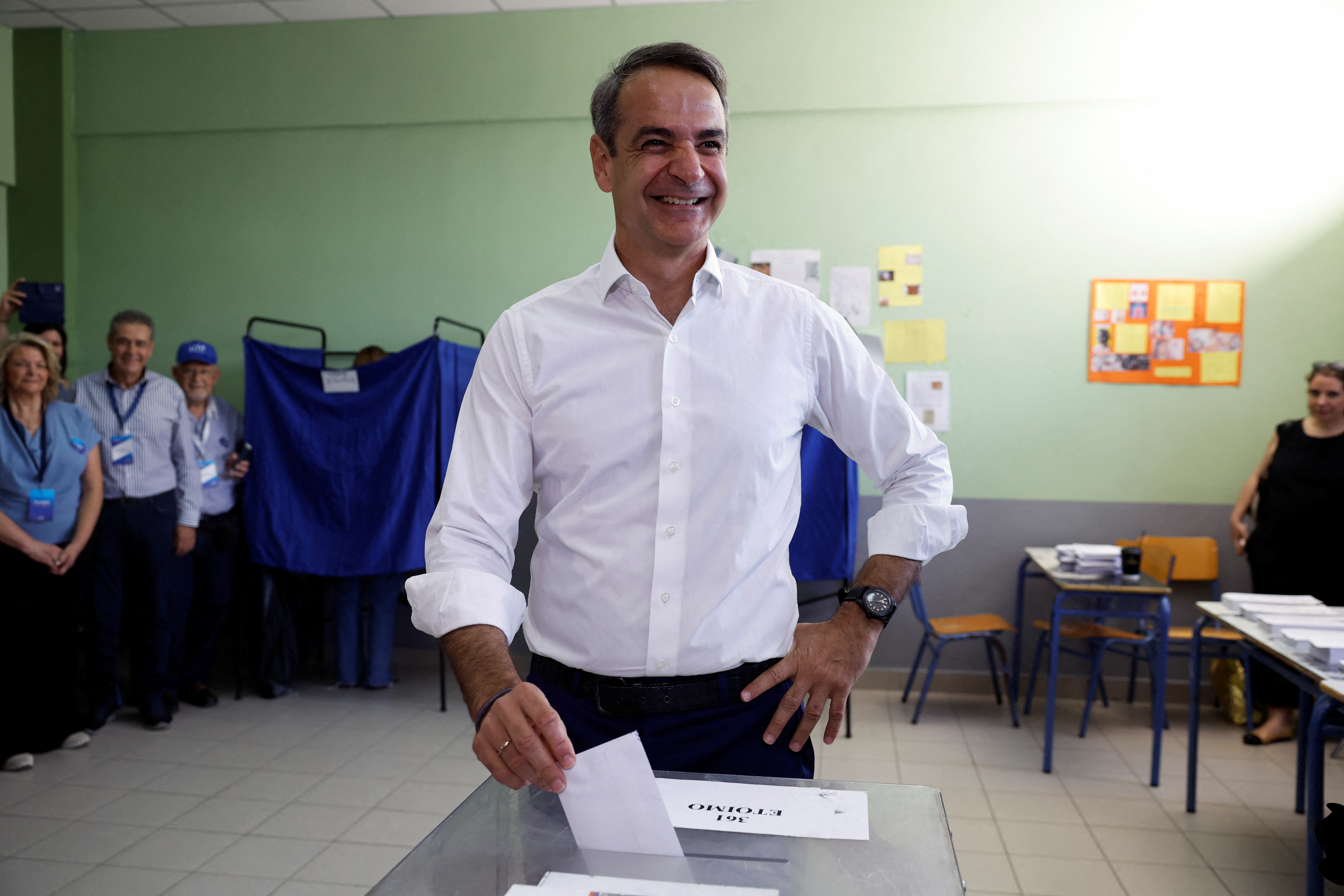 image Greeks vote in repeat election, likely to return conservatives to office