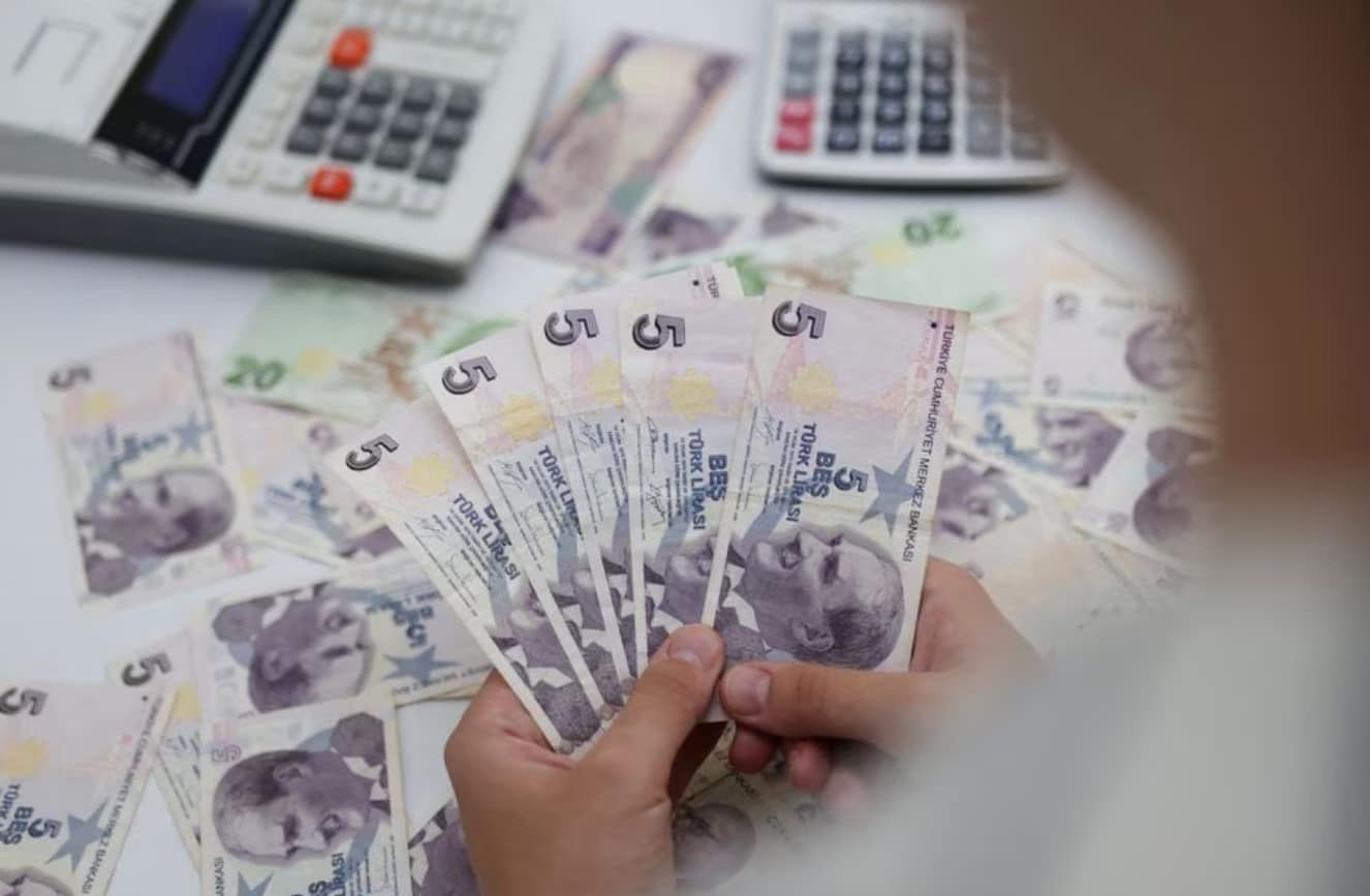 image Turkish lira extends losses as Ankara loosens grip on forex market
