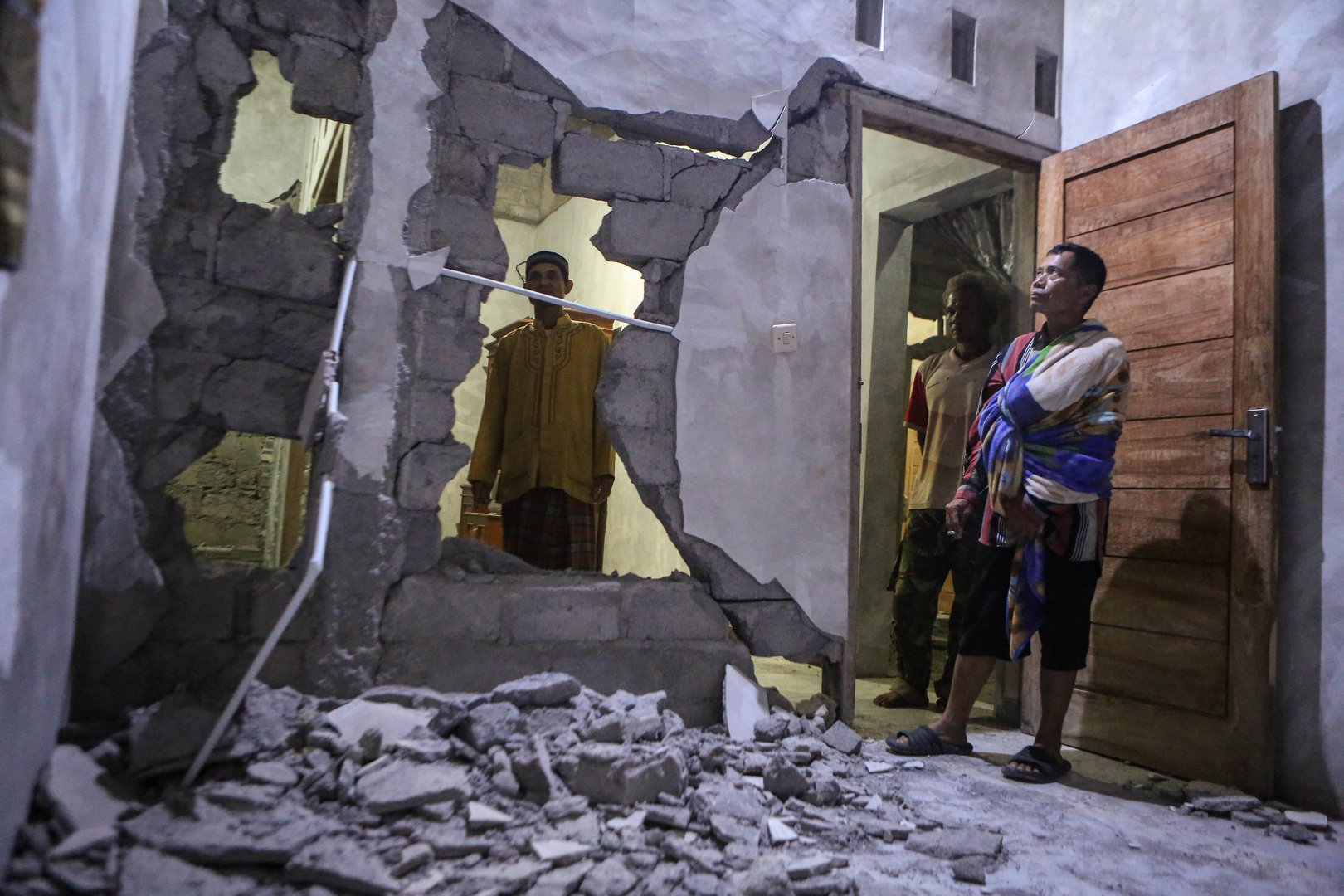 image Indonesia&#8217;s Java escapes 6.4 magnitude quake with few casualties