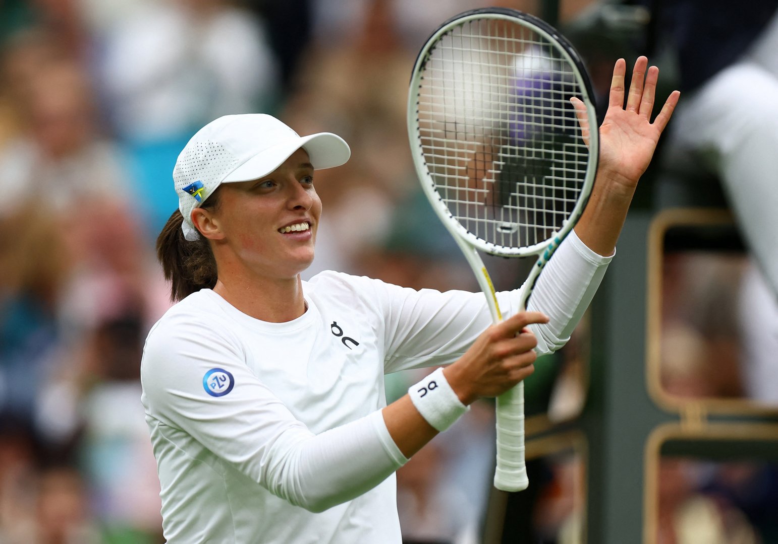 image Top seed Swiatek powers past Zhu to launch Wimbledon title quest