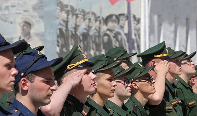 image Russia says 335,000 sign up to fight, no plans for new mobilisation