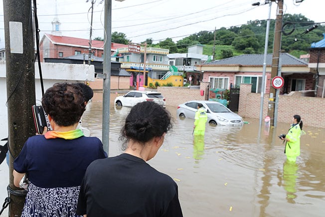 image South Korea landslides, floods kill more than 20, over 4,000 evacuated