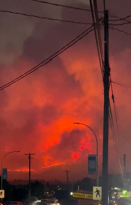 image Evacuation order issued for Canadian town as wildfire crosses over from US