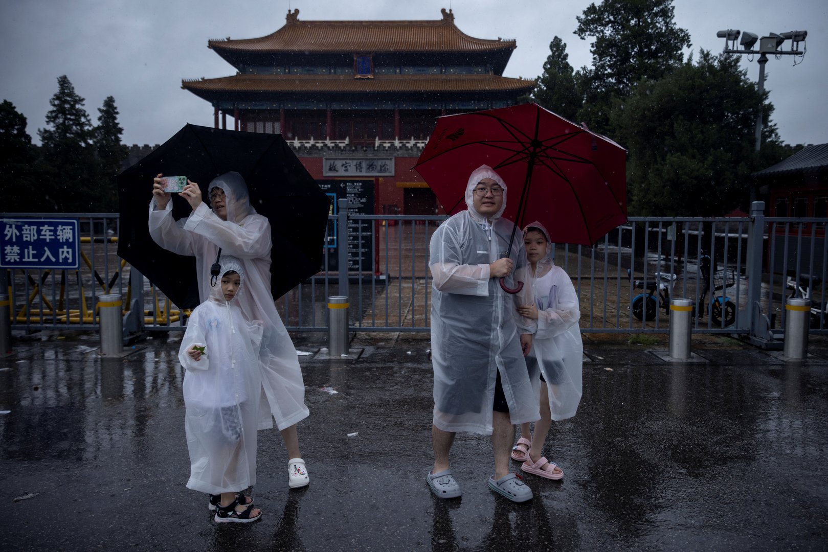 cover Typhoon Doksuri: Thousands flee homes as heavy rain lashes China&#8217;s capital