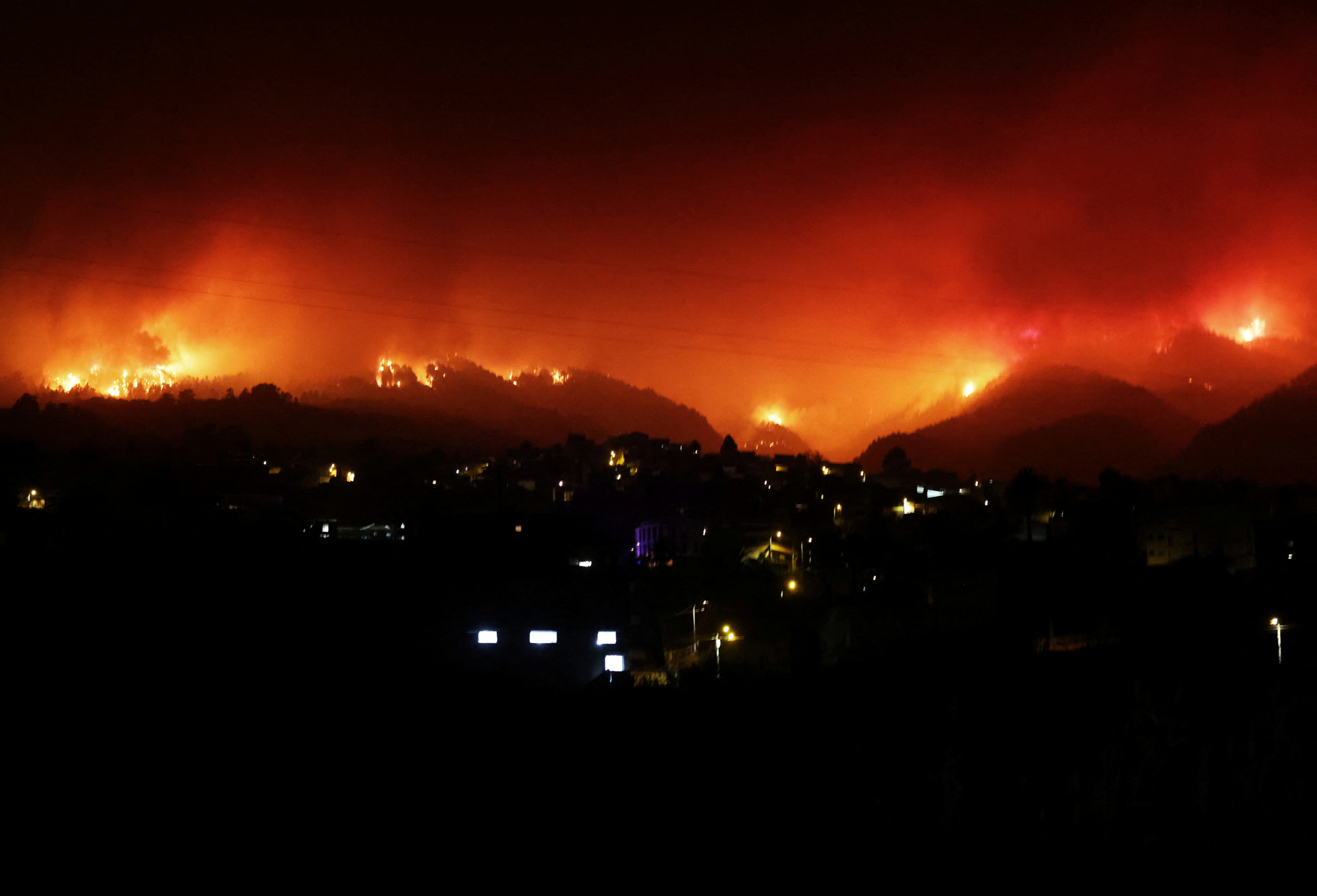 image Firefighters close to stabilising Tenerife fire as evacuees start returning home