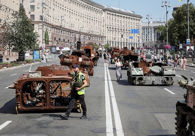 image Ukraine lines up destroyed Russian tanks in central Kyiv