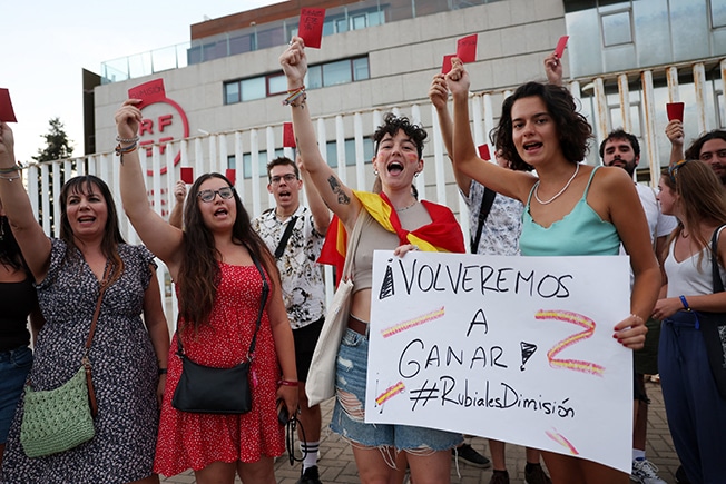 image Furore over Spanish football kiss grows (Update)