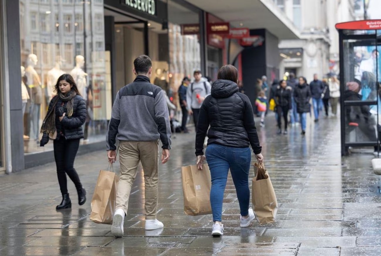 image UK retail sales slide by most in over two years